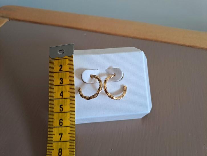 Goudkleurige gedraaide oorringen (open)., Sieraden, Tassen en Uiterlijk, Oorbellen, Zo goed als nieuw, Overige materialen, Goud