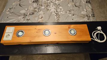 Grenen houten lichtbalk met 3 spotjes beschikbaar voor biedingen