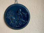 Blauw Wandbord met Reliëf barmhartige samaritaan, Antiek en Kunst, Ophalen of Verzenden