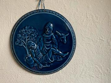 Blauw Wandbord met Reliëf barmhartige samaritaan beschikbaar voor biedingen