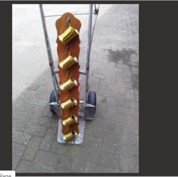 HOUTEN REK met KOPER BEKERS beschikbaar voor biedingen