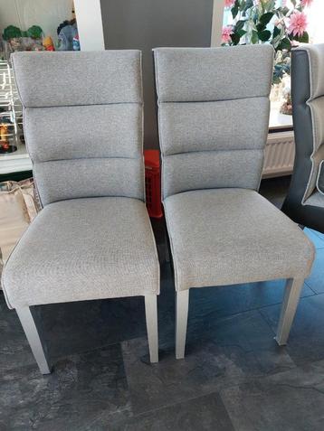 Lekker zittende eetkamer stoelen 4 stuks beschikbaar voor biedingen