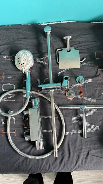 Doucheset met accessoires beschikbaar voor biedingen