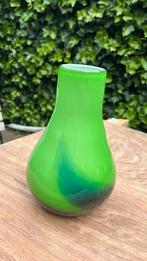 Blauwgroene vaas, mondgeblazen, glaskunst (19 cm hoog), Huis en Inrichting, Ophalen of Verzenden, Nieuw, Aardewerk of Porselein