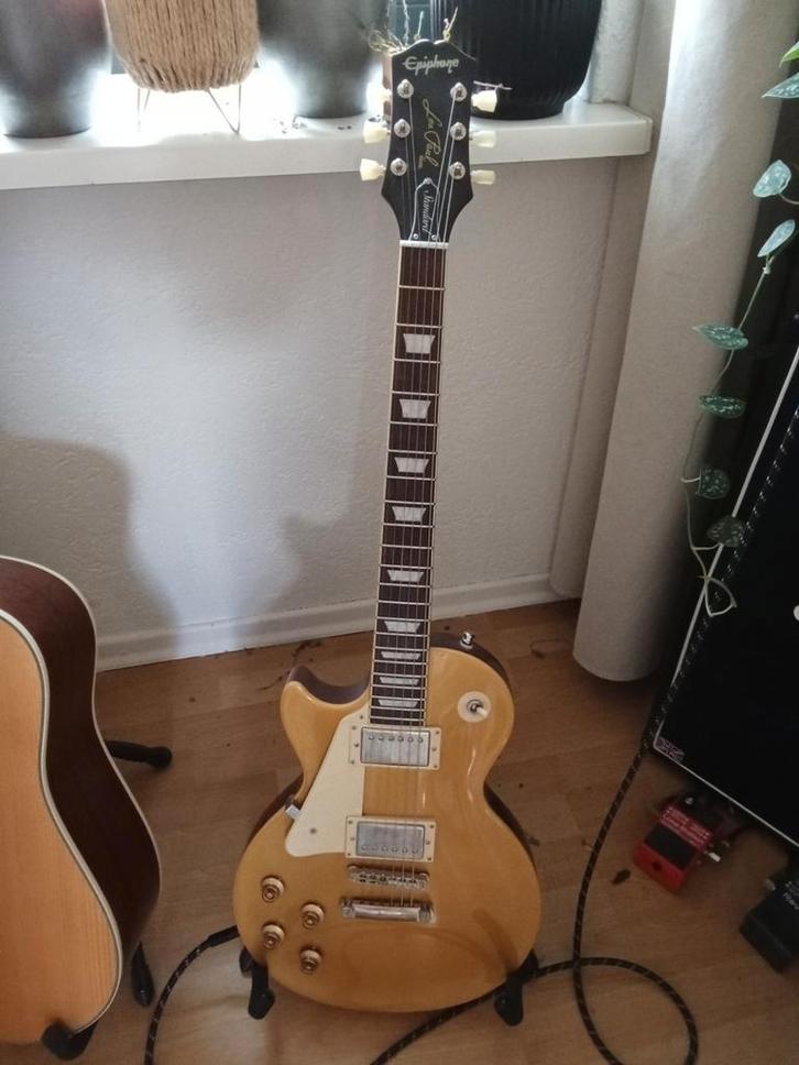 Linkshandige gitaar compleet met alle toebehoren, Muziek en Instrumenten, Snaarinstrumenten | Gitaren | Elektrisch, Zo goed als nieuw