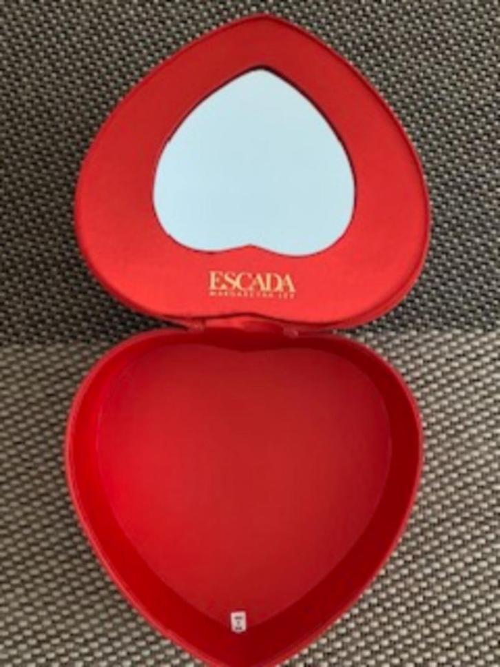 Beautycase Escada Margaretha Ley make-up doos rode hart, Sieraden, Tassen en Uiterlijk, Uiterlijk | Parfum, Zo goed als nieuw