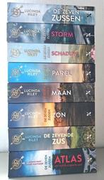Lucinda Riley: COMPLETE Serie De Zeven Zussen. Deel 1 t/m 8., Boeken, Ophalen of Verzenden, Zo goed als nieuw