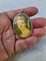 Vintage hanger porselein met vrouw portret, Ophalen of Verzenden, Zo goed als nieuw, Beeld(je)