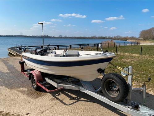 Complete visboot, Watersport en Boten, Vis- en Consoleboten, Zo goed als nieuw, 3 tot 6 meter, Benzine, Buitenboordmotor, Polyester