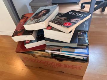 Bananendoos vol boeken beschikbaar voor biedingen