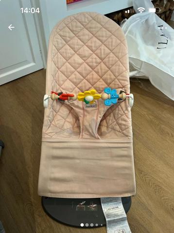 BabyBjörn Wipstoel Lichtroze + Speelboog beschikbaar voor biedingen