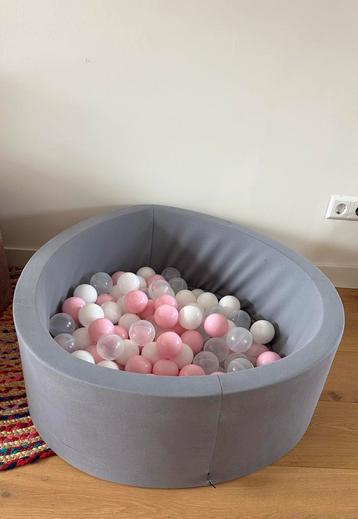 Ballenbak met ballen - Roze/Wit/Transparant beschikbaar voor biedingen
