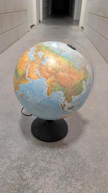 Verlichte wereldbol beschikbaar voor biedingen