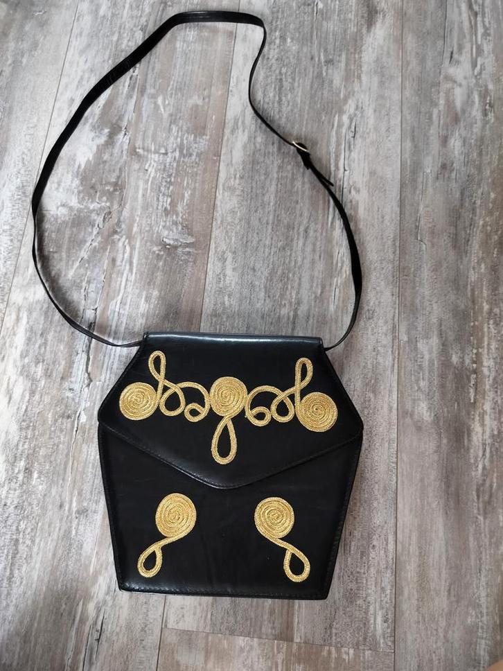 Vintage Zwarte Schoudertas met Gouden Details, Sieraden, Tassen en Uiterlijk, Tassen | Damestassen, Gebruikt, Schoudertasje, Zwart