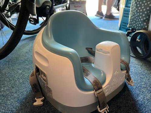 Bumbo stoeltje, Kinderen en Baby's, Kinderstoelen, Zo goed als nieuw, Overige typen, Afneembaar eetblad, Gordel(s), Stoelverkleiner
