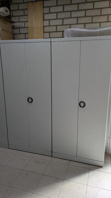 2 nette metalen kasten met draaideuren 80x40x180cm beschikbaar voor biedingen