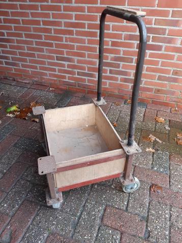 Handig, stevig karretje beschikbaar voor biedingen