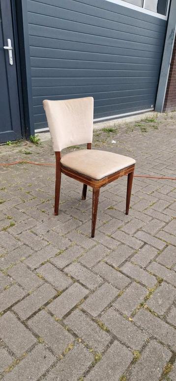 Vintage Stoel – Retro & Sfeervol – Mooie Houten Details beschikbaar voor biedingen