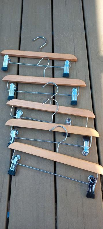 Te koop: houten kinderkledinghangers voor broeken of rokjes.