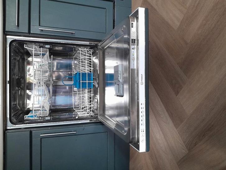 Inbouw vaatwasser Indesit (oktober), Witgoed en Apparatuur, Vaatwasmachines, Zo goed als nieuw, Inbouw, 85 tot 90 cm, 45 tot 60 cm