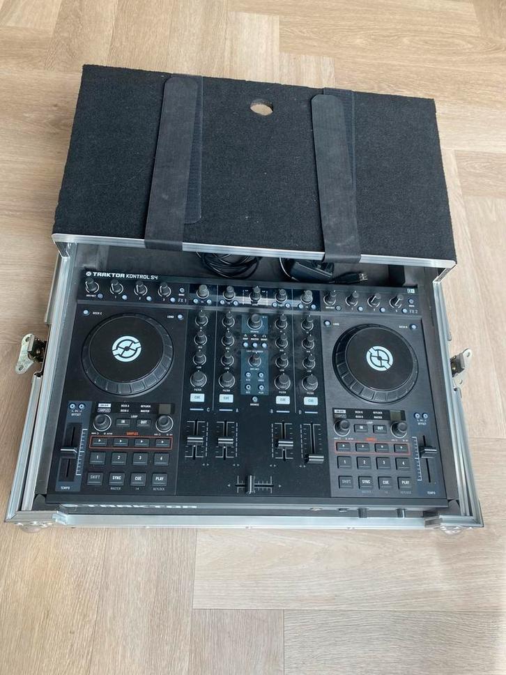 Traktor kontrol S4 inclusief flightcase + kontrol x1 + extra, Muziek en Instrumenten, Dj-sets en Draaitafels, Zo goed als nieuw
