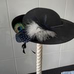 Prachtige zwart vilten dameshoed, Kleding | Dames, Hoeden en Petten, Ophalen of Verzenden, Zo goed als nieuw