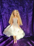 Barbie mattel 1999 met bijzondere jurk happy holidays, Verzamelen, Ophalen of Verzenden, Zo goed als nieuw, Kleertjes