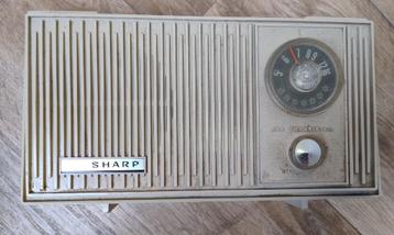 zeer oude TRANSISTOR RADIO van het merk SHARP BPH-19 beschikbaar voor biedingen