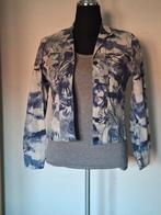 Voglia denim jasje met tropische print blauw/groen  (56.), Kleding | Dames, Jasjes, Kostuums en Pakken, Maat 38/40 (M), Anneonline