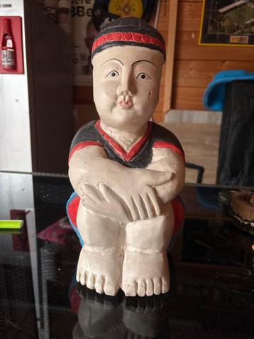 Houten Beeld Zittende Figuur beschikbaar voor biedingen
