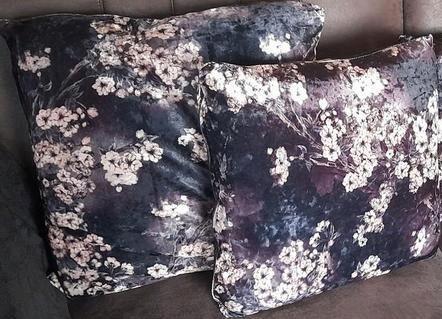 Mooie sierkussens met bloemmotief, Huis en Inrichting, Woonaccessoires | Kussens, Zo goed als nieuw, Zwart, Vierkant, Ophalen of Verzenden