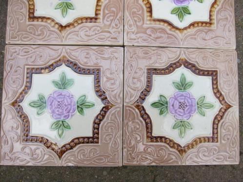 30 stuks art nouveau tegels met paarse roos in relief, Antiek en Kunst, Antiek | Wandborden en Tegels, Ophalen