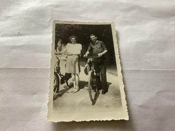 Oude Foto: Roel en Wini op de fiets beschikbaar voor biedingen