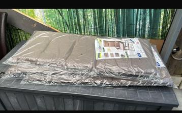 Te koop 4 nieuwe stoelen met kussens beschikbaar voor biedingen