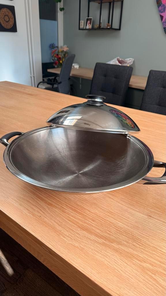AMC Wokpan met Deksel - Inductie Geschikt, Huis en Inrichting, Keuken | Potten en Pannen, Zo goed als nieuw, Wok, Rvs, Inductieplaat