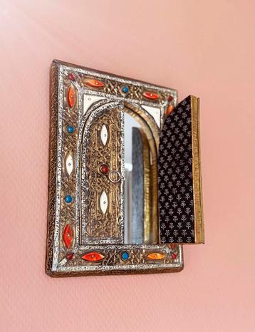 Oosterse spiegel beschikbaar voor biedingen