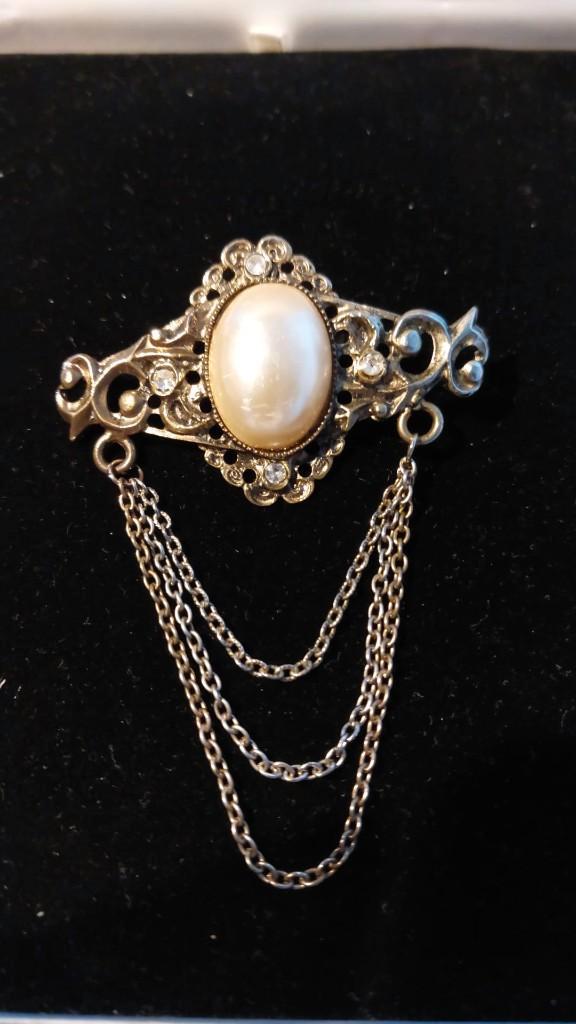 BROCHE: grote ovale pareldruppel en 3 brons kleur kettinkjes, Sieraden, Tassen en Uiterlijk, Broches, Gebruikt, Overige materialen