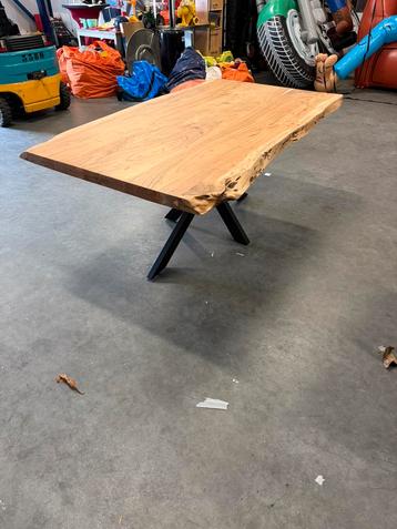 Boomstam eettafel nieuw beschikbaar voor biedingen