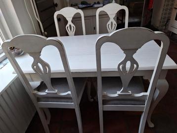 Leuke 120cm brede witte keukentafel met 4 stoelen.  beschikbaar voor biedingen
