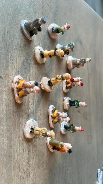 Setje figurines voor in het kerstdorp beschikbaar voor biedingen