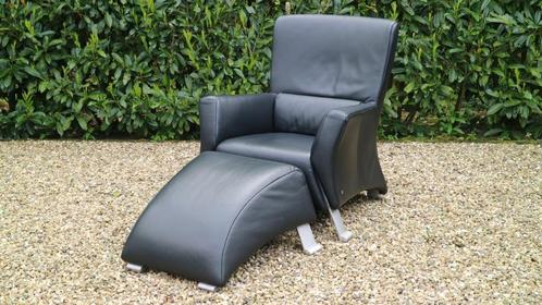Rolf Benz 322 zwart leren fauteuil met hocker., Huis en Inrichting, Fauteuils, Gebruikt, Leer, 50 tot 75 cm, 75 tot 100 cm, Ophalen of Verzenden