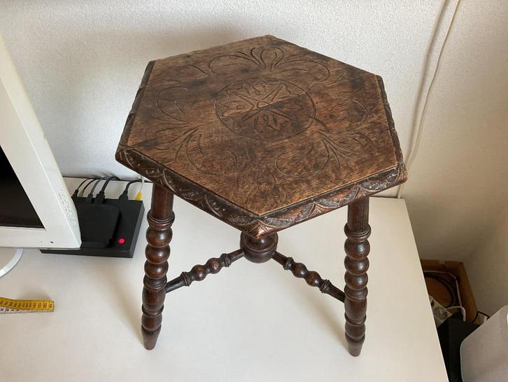 Antiek tafeltje bobbin stijl met houtsnijwerk, zeshoekig, Antiek en Kunst, Antiek | Meubels | Tafels, Ophalen