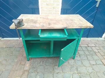 Metalen werkbank+houten blad, bankschroef en figuurzaagsteun beschikbaar voor biedingen