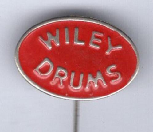 Wiley drums rood op zilverkleurig speldje ( V_080 ), Verzamelen, Speldjes, Pins en Buttons, Zo goed als nieuw, Speldje of Pin