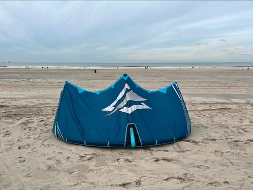 Beginner of comfortabele freerider? Mooie naish triad 9m, Watersport en Boten, Kitesurfen, Zo goed als nieuw, Kitesurf-set, 9 m²