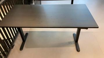 Bureau zit/sta zwart beschikbaar voor biedingen