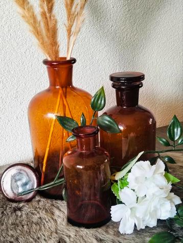 Vintage Apothekersflessen met imitatie bontje beschikbaar voor biedingen