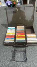 33 cassettebandjes in een koffer, Ophalen of Verzenden, Gebruikt, Overige genres, Origineel
