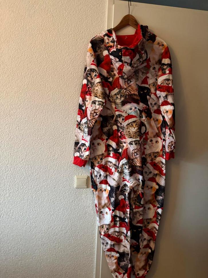 Kerst Onesie met Kattenprint, Kleding | Dames, Jumpsuits, Zo goed als nieuw, Maat 38/40 (M), Rood, Ophalen of Verzenden
