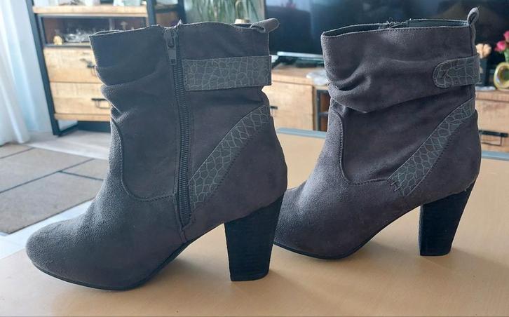 Mooie Halve Laarsjes mt 38 zgan, Kleding | Dames, Schoenen, Zo goed als nieuw, Lage of Enkellaarzen, Grijs, Ophalen of Verzenden